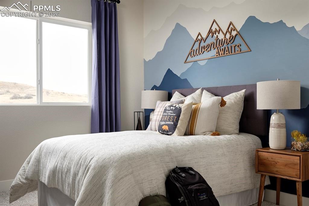 Image 9 of 10: Bedroom