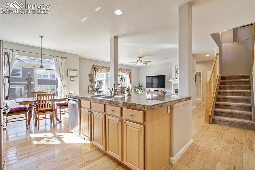 Image 13 of 49: Kitchen