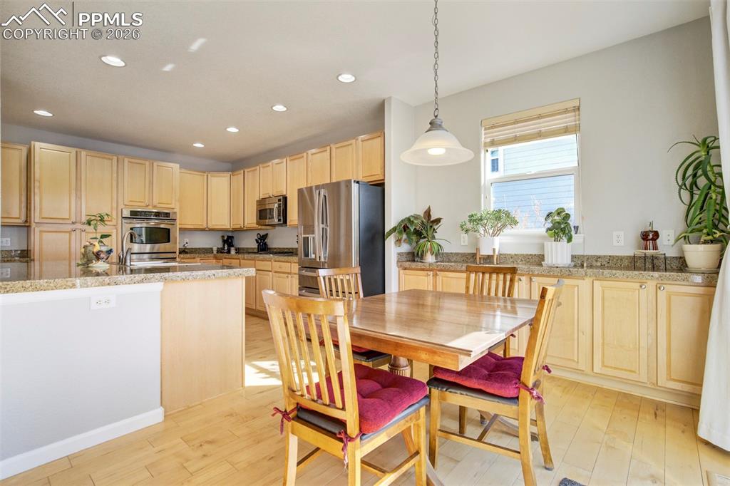 Image 16 of 49: Dining Area