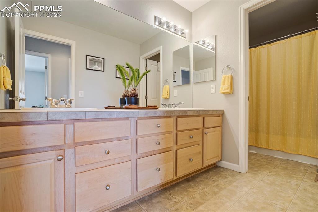 Image 38 of 49: Bathroom