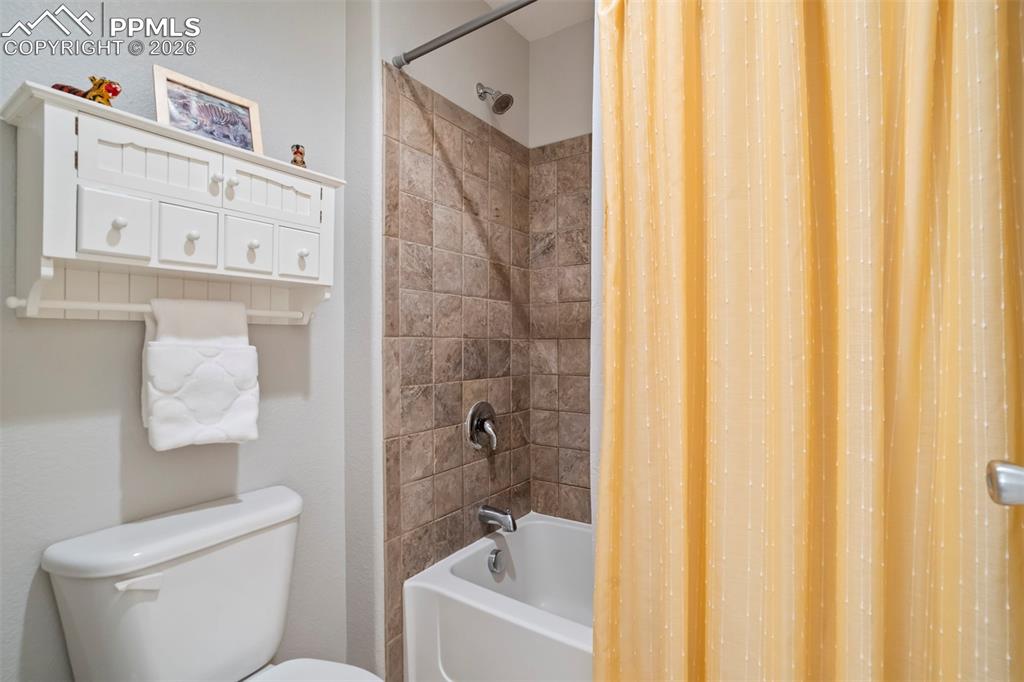 Image 39 of 49: Bathroom