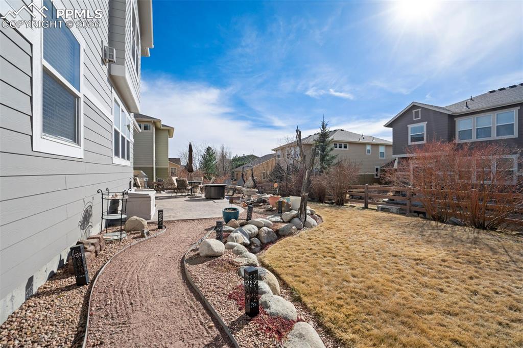 Image 45 of 49: Yard