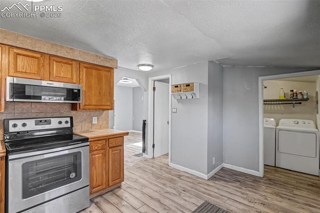 Image 11 of 30: Kitchen