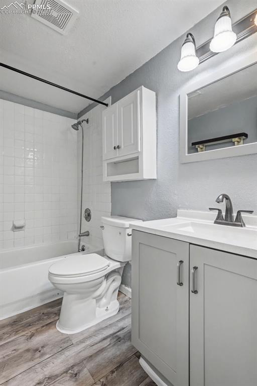 Image 16 of 30: Bathroom