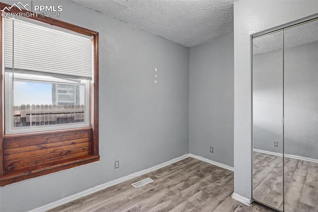 Image 21 of 30: Bedroom