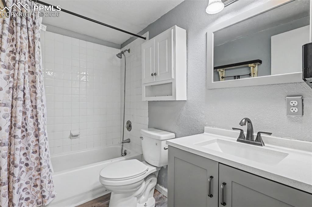 Image 22 of 30: Bathroom