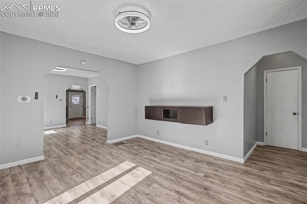 Image 7 of 30: Living Room