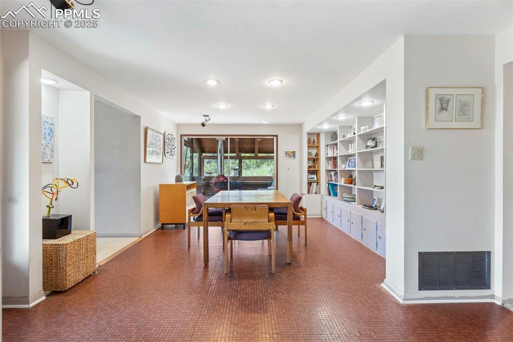 Image 10 of 40: Dining Area