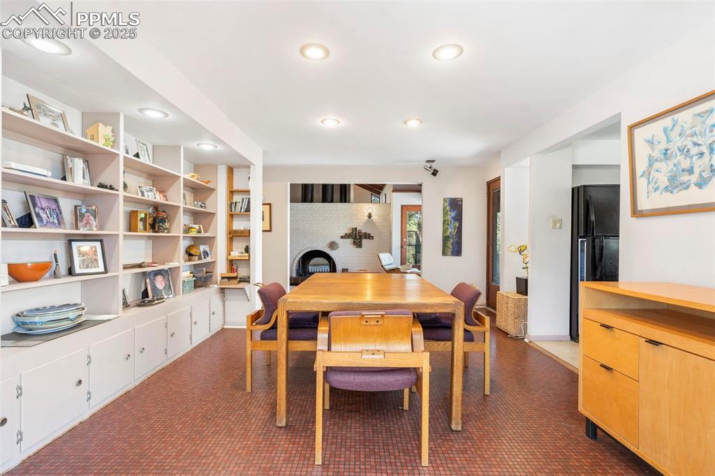 Image 11 of 40: Dining Area