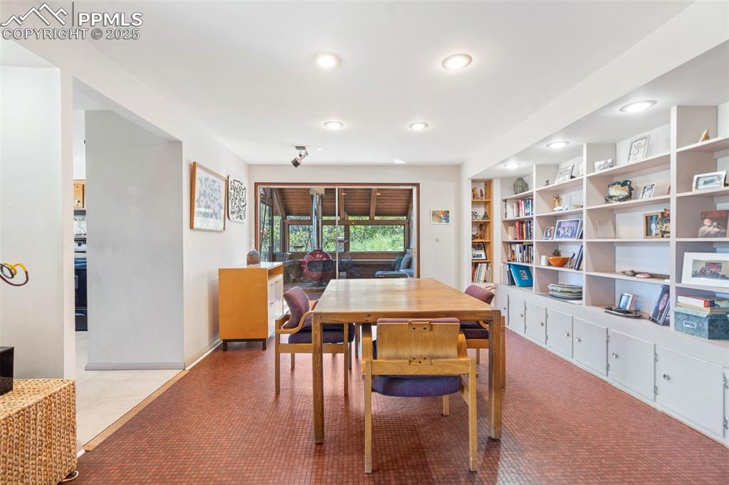 Image 12 of 40: Dining Area