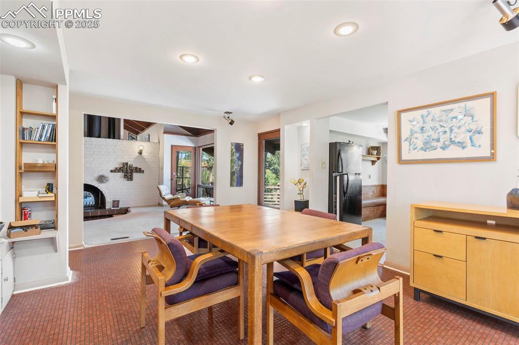 Image 14 of 40: Dining Area