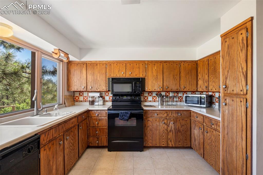 Image 16 of 40: Kitchen