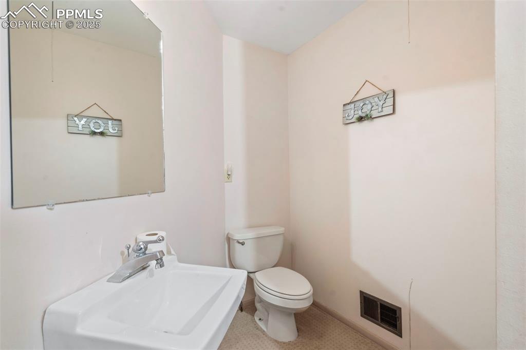 Image 22 of 40: Bathroom