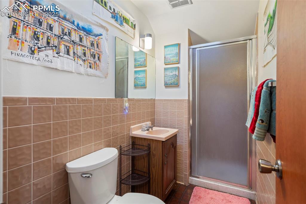 Image 29 of 40: Bathroom