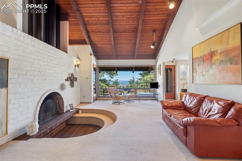 Image 5 of 40: Living Room