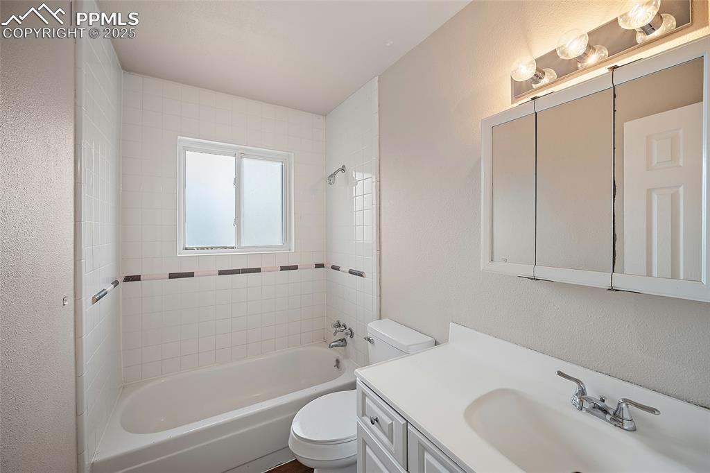 Image 13 of 25: Bathroom