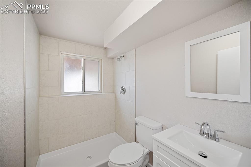 Image 18 of 25: Bathroom