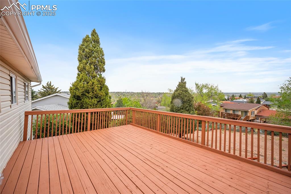 Image 19 of 25: Deck