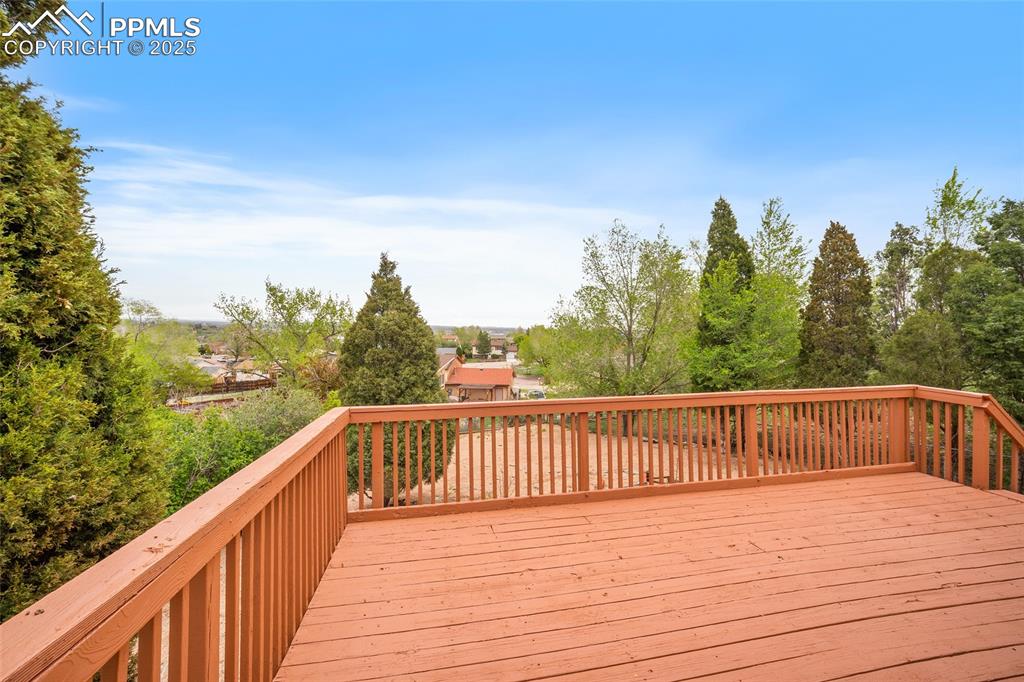 Image 20 of 25: Deck