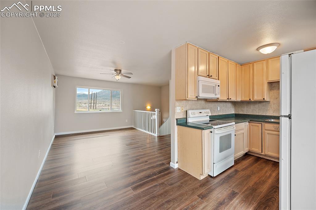 Image 6 of 25: Kitchen