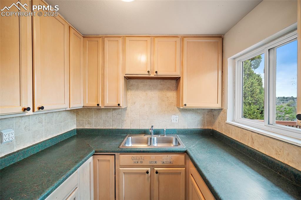 Image 7 of 25: Kitchen