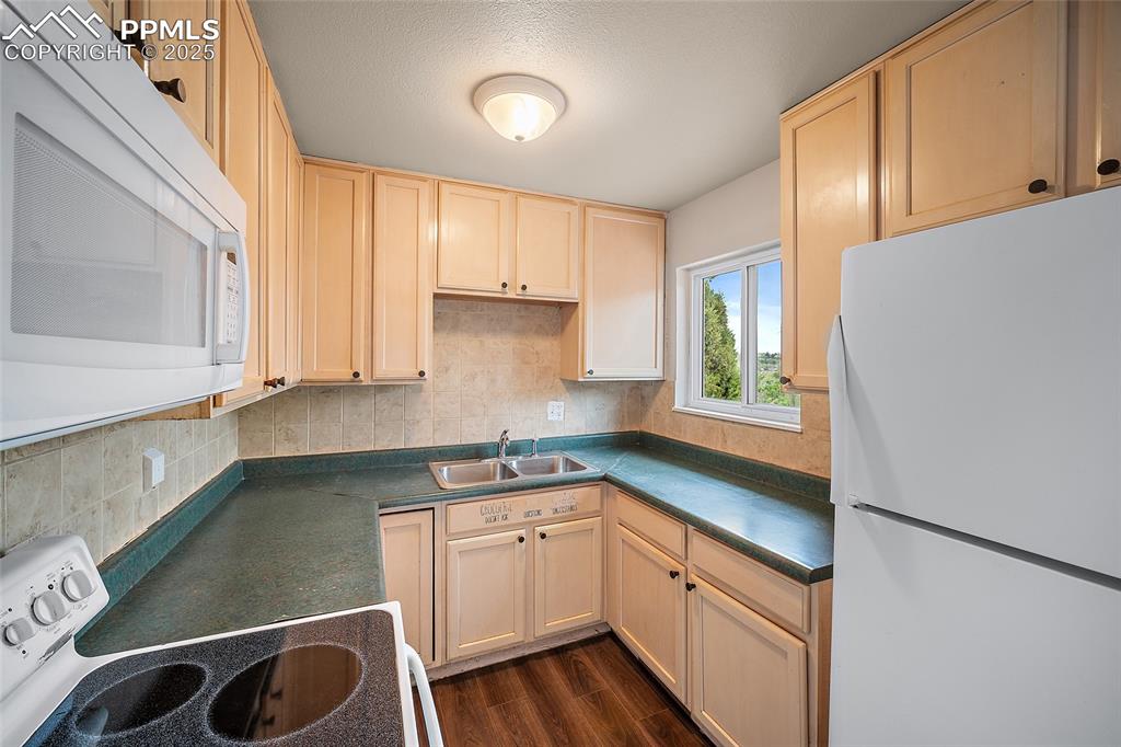 Image 8 of 25: Kitchen