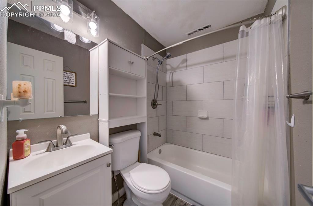 Image 11 of 15: Bathroom