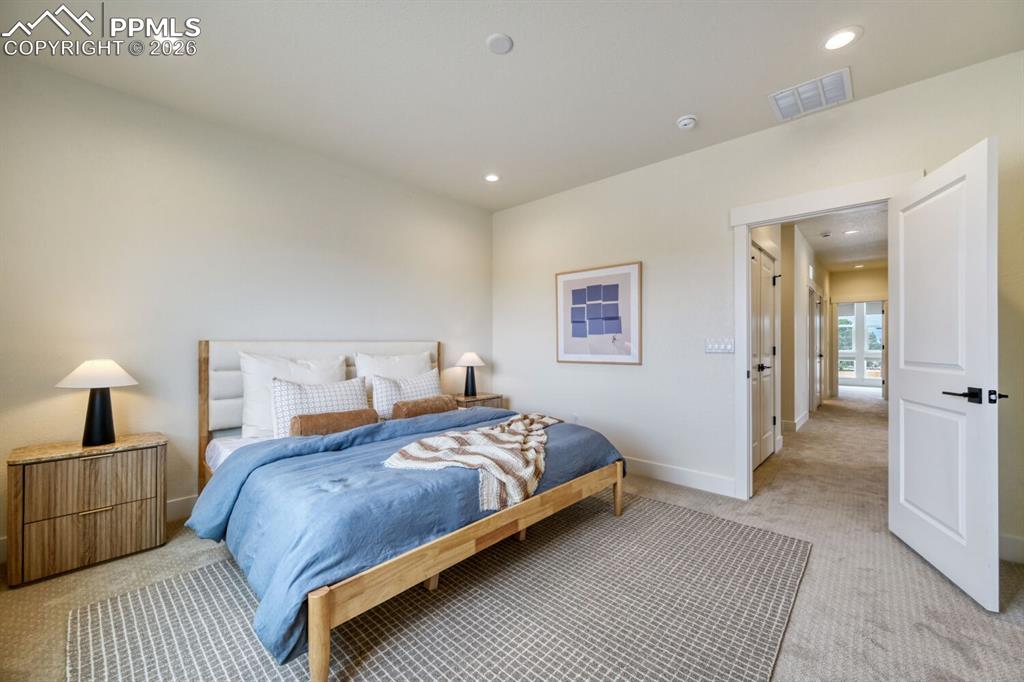 Image 10 of 14: Bedroom