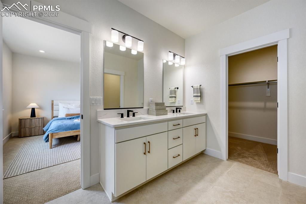 Image 11 of 14: Bathroom