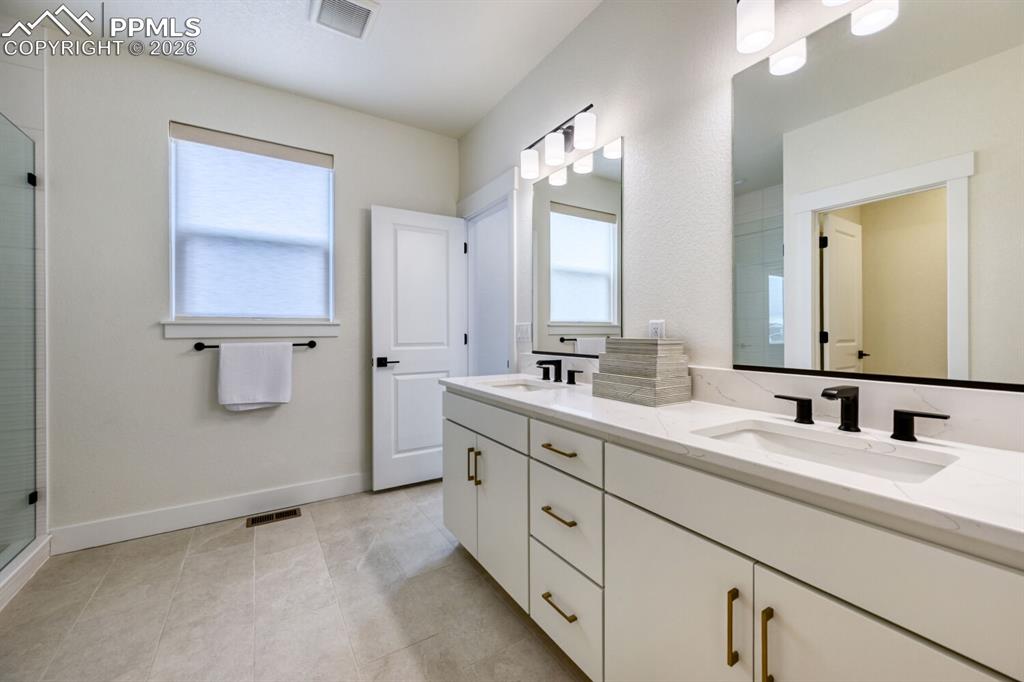 Image 12 of 14: Bathroom