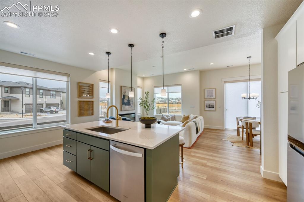 Image 5 of 14: Kitchen