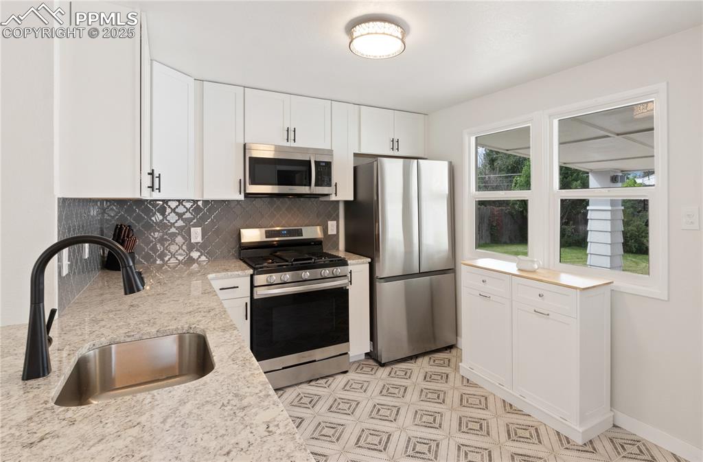 Image 9 of 25: Kitchen