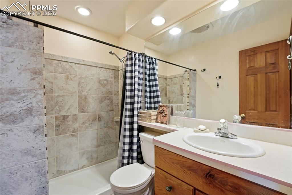 Image 20 of 46: Bathroom