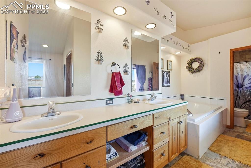 Image 26 of 46: Bathroom