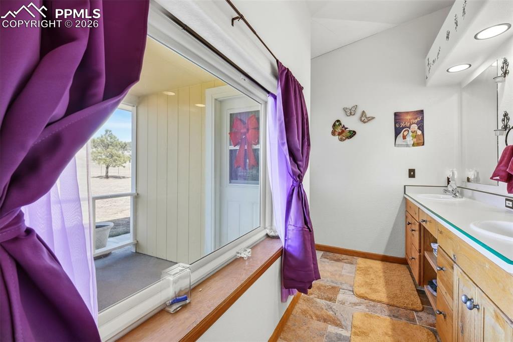 Image 27 of 46: Bathroom