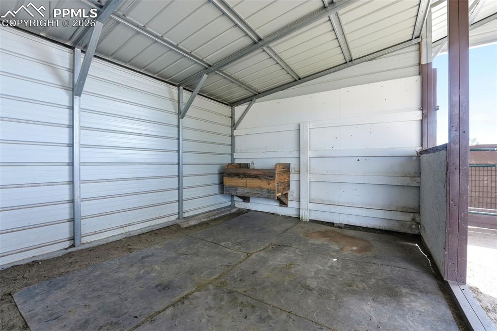 Image 33 of 46: Garage