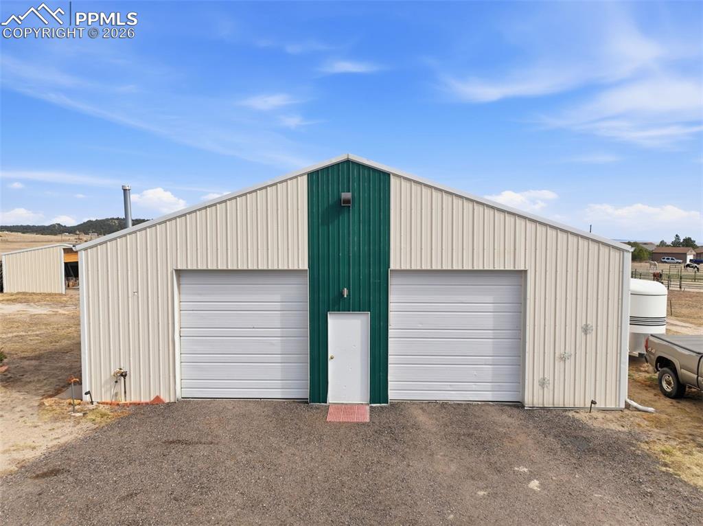 Image 34 of 46: Garage