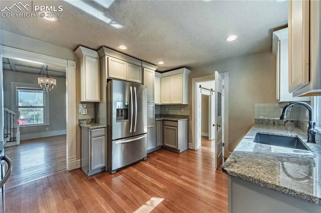 Image 14 of 38: Kitchen