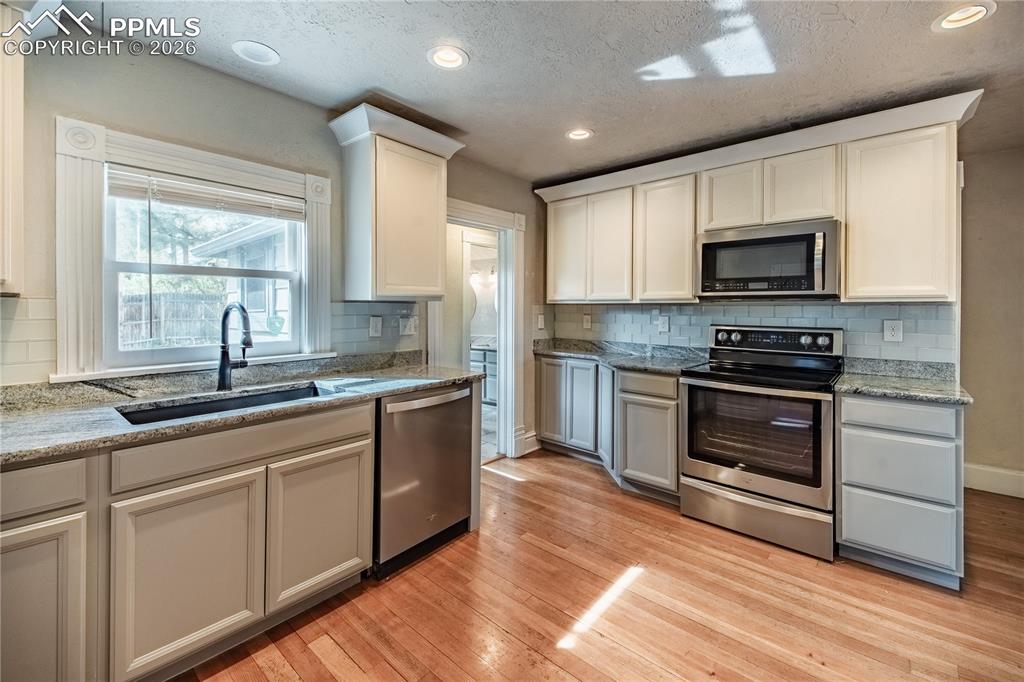 Image 15 of 38: Kitchen