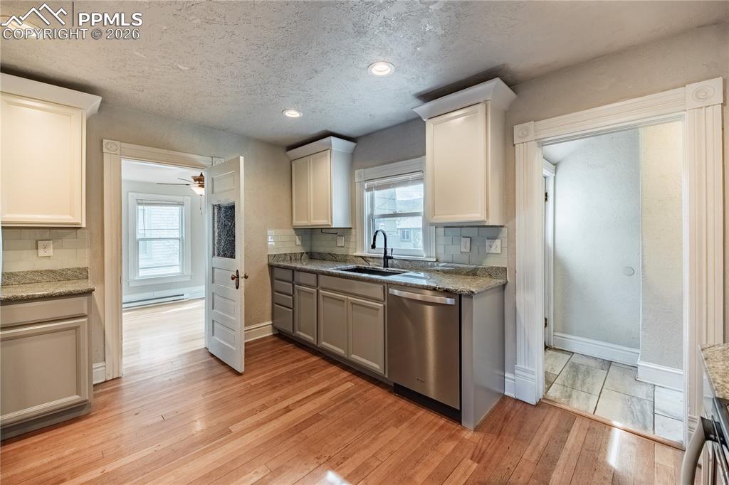 Image 16 of 38: Kitchen