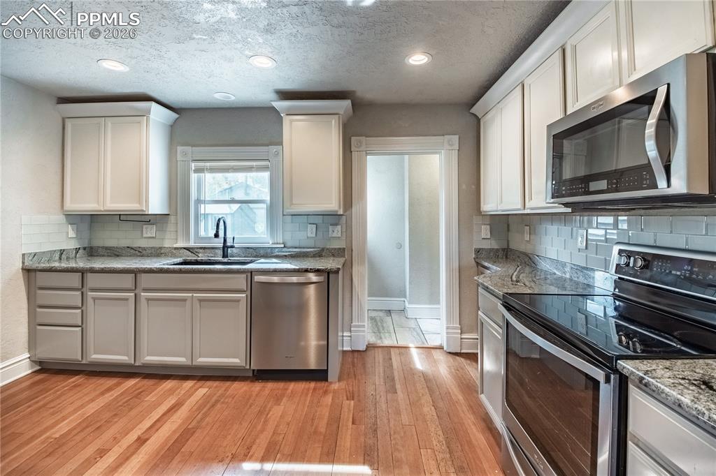 Image 17 of 38: Kitchen