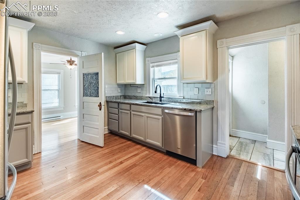 Image 18 of 38: Kitchen