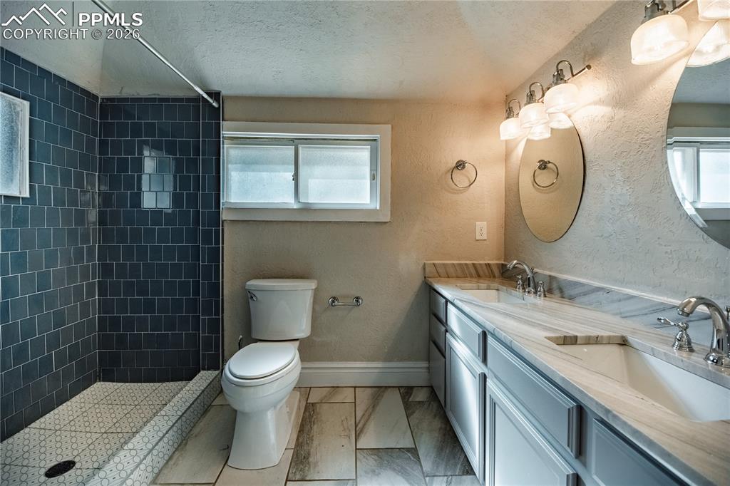Image 21 of 38: Bathroom