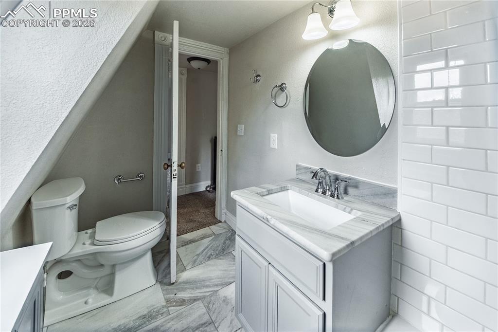 Image 31 of 38: Bathroom