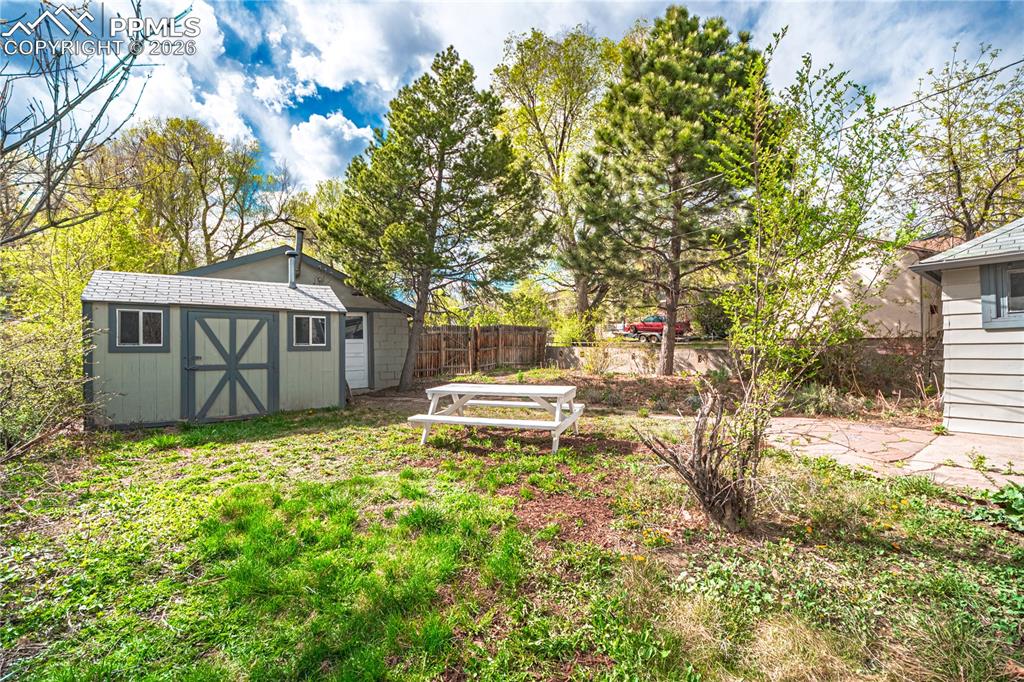 Image 35 of 38: Yard