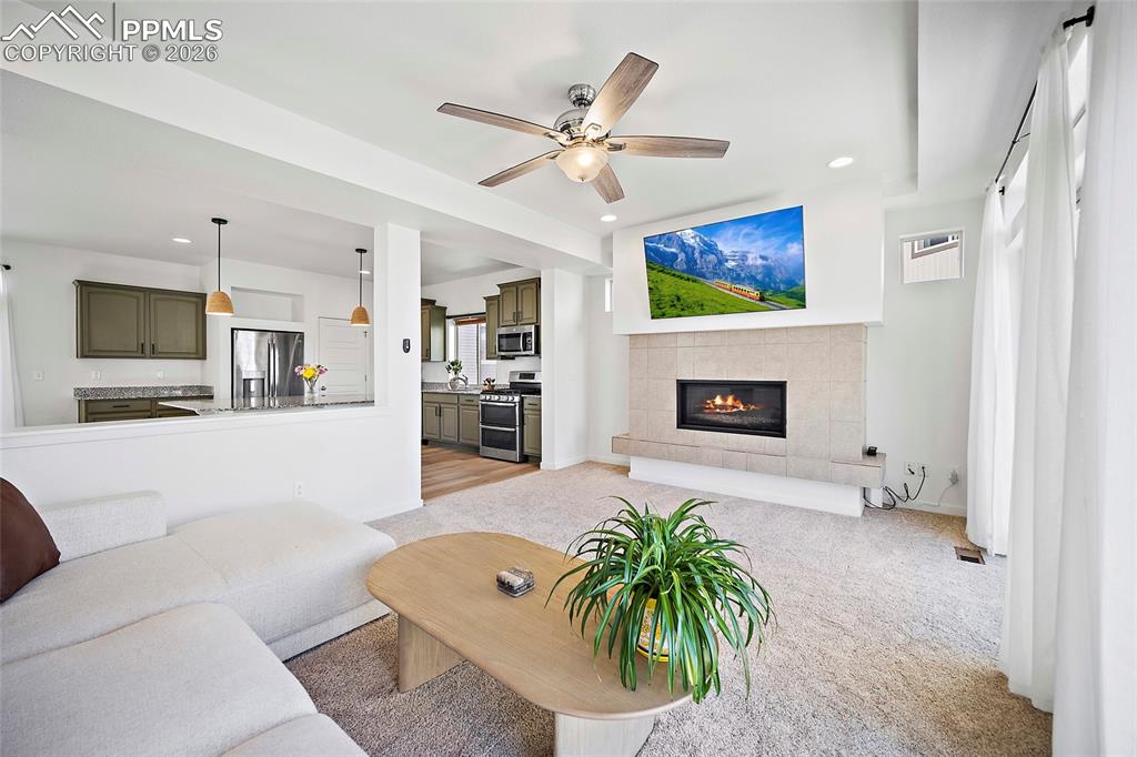 Image 17 of 45: Living Room