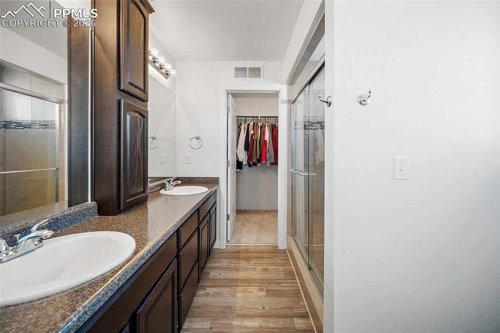 Image 27 of 45: Bathroom