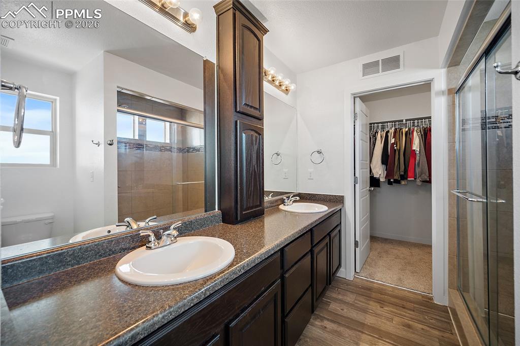 Image 28 of 45: Bathroom