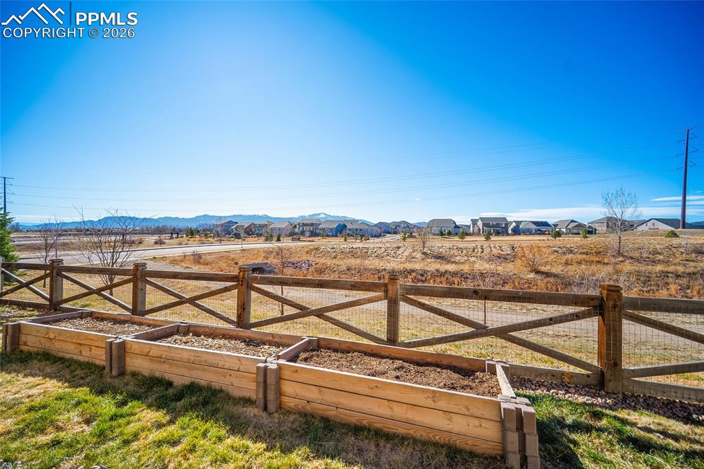 Image 42 of 45: Yard