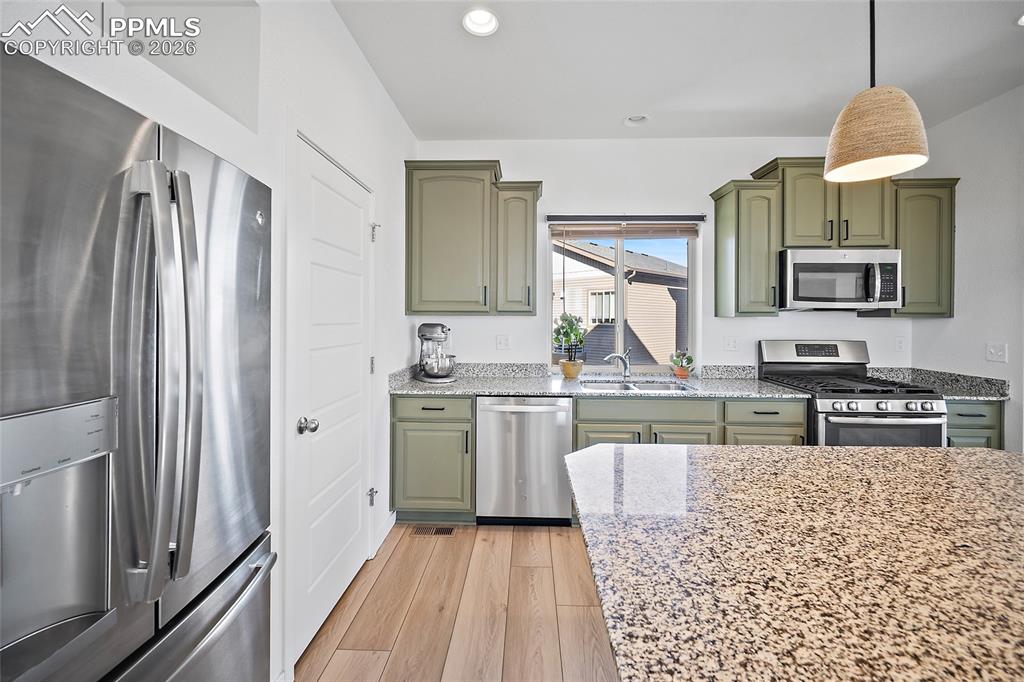 Image 5 of 45: Kitchen